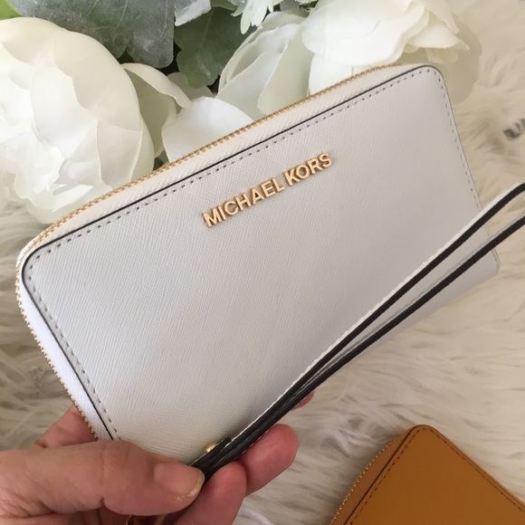 Last one✨Michael Kors flat phone wallet wristlet - Picture 3 of 5